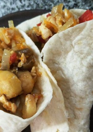 Una foto de Tacos o fajitas de vegetales y pollo