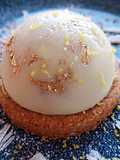 Mousse de limón con polvo de oro y cobertura de chocolate blanco