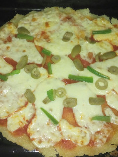 Una foto de Pizza🍕de harina de arroz, sin gluten y sin levadura