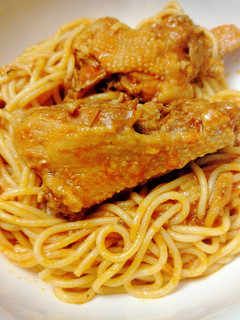 Una foto de Espaguetis con Gallina Criolla en Salsa de Tomates