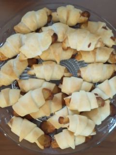 Una foto de Mini cruasanes rellenos de salmón y queso viejo