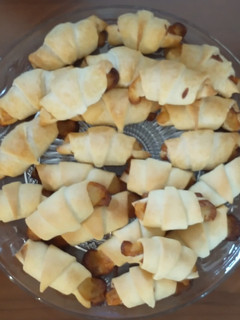 Una foto de Mini cruasanes rellenos de salmón y queso viejo