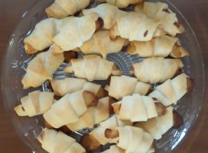 Una foto de Mini cruasanes rellenos de salmón y queso viejo