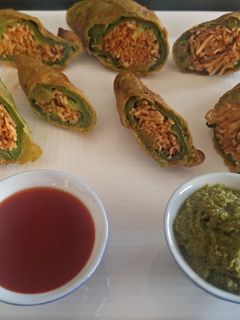 Teekhe Lehsuni Noodles Se Bhare Mirch Ke Pakode रेसिपी मुख्य फोटो