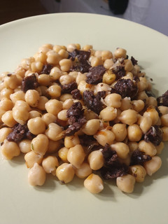 Una foto de Garbanzos con butifarra negra 'esparracada'