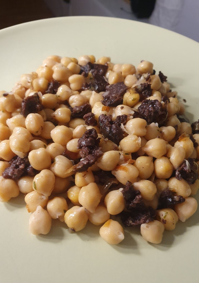 Una foto de Garbanzos con butifarra negra 'esparracada'