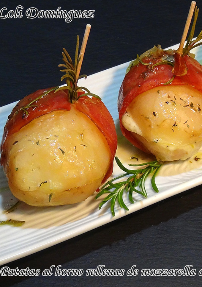 Una foto de Patatas al horno rellenas de mozzarella con jamón serrano