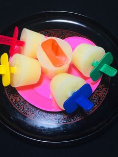 Una foto de Paletas Heladas de Limón Cremoso con Leche De Coco y leche condensada de coco Refrescante!