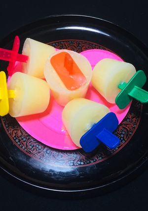 Una foto de Paletas Heladas de Limón Cremoso con Leche De Coco y leche condensada de coco Refrescante!