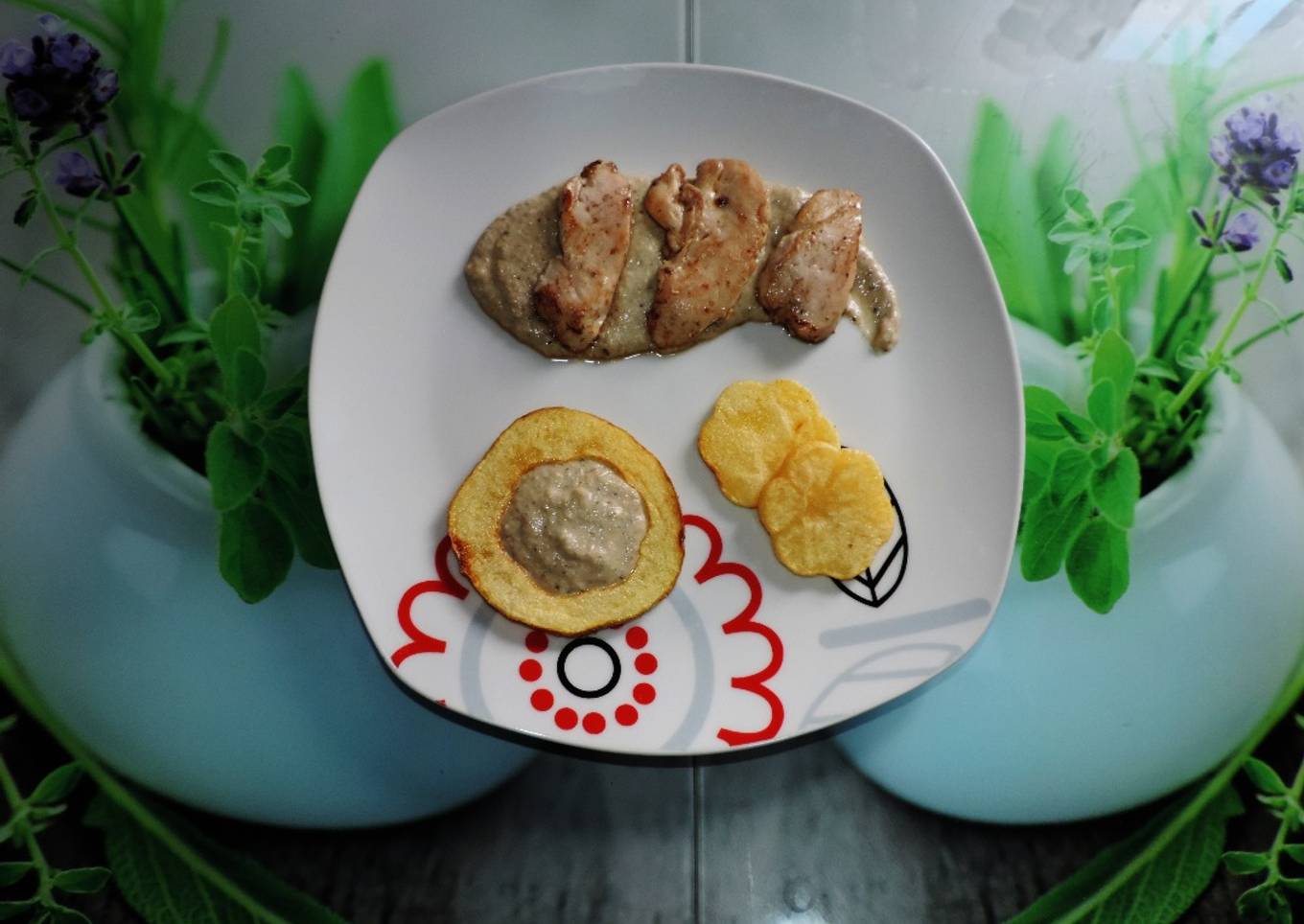 Pollo con salsa de champiñones y flores de patata