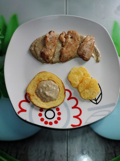 Una foto de Pollo con salsa de champiñones y flores de patata
