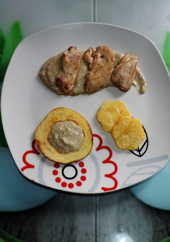 Una foto de Pollo con salsa de champiñones y flores de patata