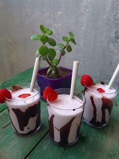 عکسی از دستور شیک توت فرنگی