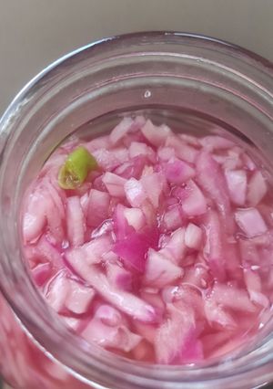 Una foto de Cebollas a la vinagreta y ají (aribibi gusanito) 🌶️🥵☺️