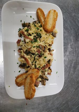 Una foto de Revoltillo de champiñones con jamón 🥚