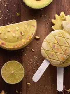 Una foto de Helado de aguacate y pistacho - Moldes de frutas tropicales| Lékué