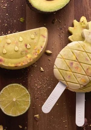 Una foto de Helado de aguacate y pistacho - Moldes de frutas tropicales| Lékué