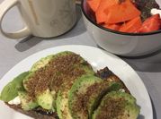 Una foto de tostadas de chia