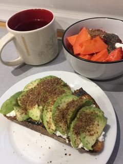 Una foto de Tostada de aguacate y requesón Desayuno sano 1