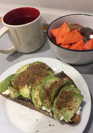 Una foto de Tostada de aguacate y requesón Desayuno sano 1