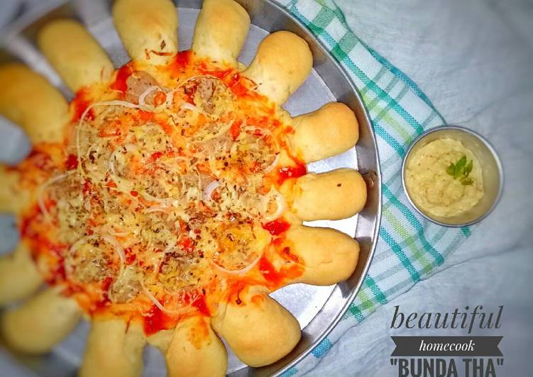 Pizza with cheesy sauce