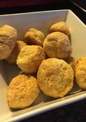 Una foto de Scones de queso, hechos con aceite, riquísimos!