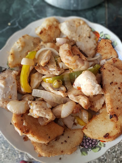 Una foto de Pollo salteado con verduras