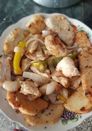 Una foto de Pollo salteado con verduras