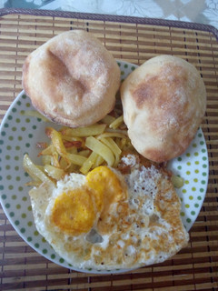 Una foto de Papas fritas con huevo