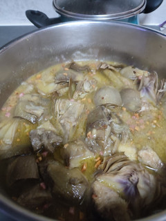 Una foto de Alcachofas frescas con ajo y jamón