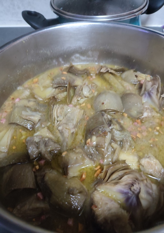 Una foto de Alcachofas frescas con ajo y jamón