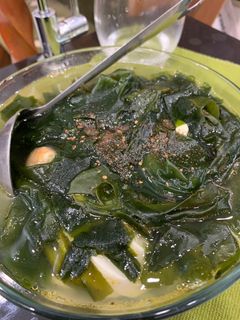 Hình của món Canh rong biển với tôm, đậu hũ non.