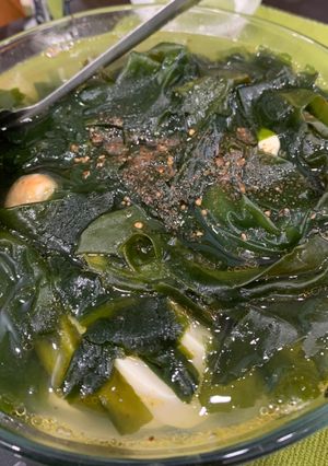 Hình của món Canh rong biển với tôm, đậu hũ non.