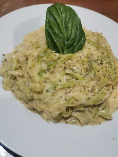 Una foto de Espagueti de Zucchini con salsa blanca