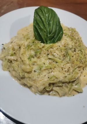 Una foto de Espagueti de Zucchini con salsa blanca