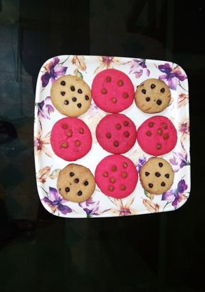 कलरफुल चोको चिप्स कुकीज (colorful choco chips cookies recipe in marathi) रेसिपी चे मुख्य फोटो 