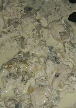 Una foto de Pechuga de pollo con crema champiñón
