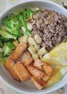 蒜煎鮭魚糙米飯