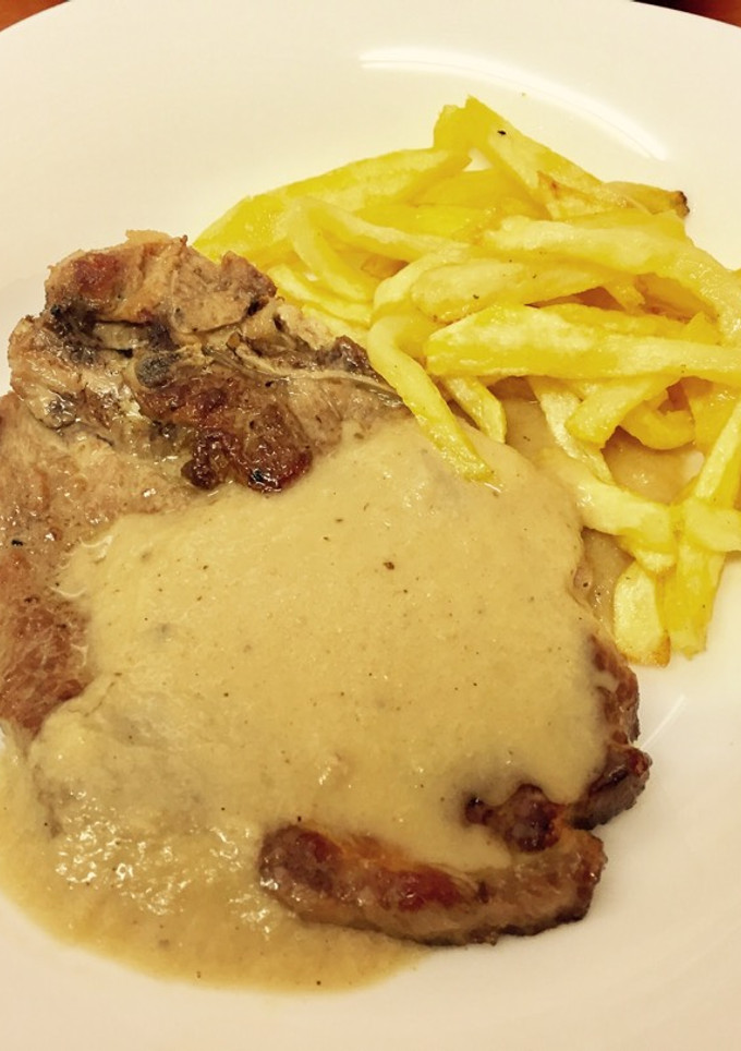 Una foto de Chuletas con salsa de cebolla y coñac