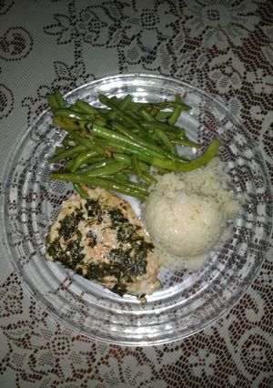 Una foto de Salmón con Chimichurri y ejotes práctico