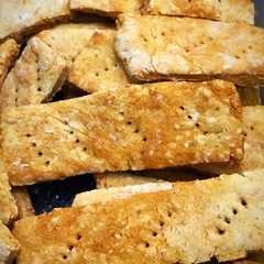 Una foto de Bastoncitos de queso y sésamo veganos