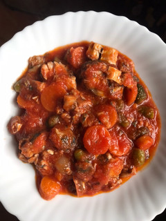 Una foto de Caballa con tomates