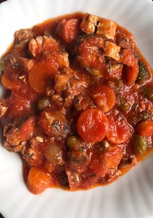 Una foto de Caballa con tomates