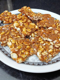 શીંગની ચીકી(shing chikki recipe in gujarati) રેસીપી મુખ્ય ફોટો
