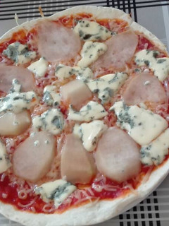 Una foto de Pizzafit con pera y queso azul
