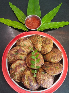 ક્રિસ્પી રવા ઈડલી (Crispy Rava Idli Recipe In Gujarati) રેસીપી મુખ્ય ફોટો