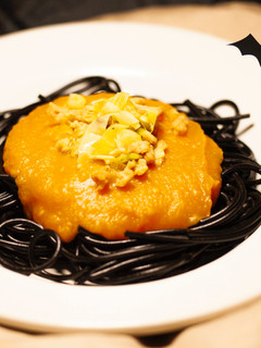 Una foto de Espaguetis con salsa de calabaza y soja 🎃🧛🏻♀️para Halloween