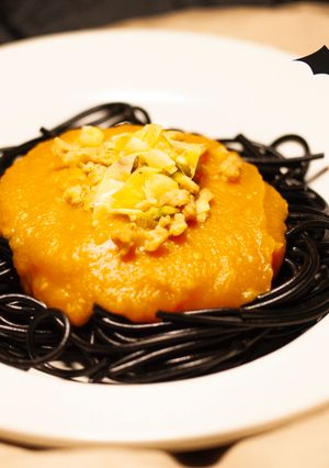 Foto principal de Espaguetis con salsa de calabaza y soja 🎃🧛🏻♀️para Halloween