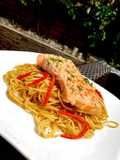 Salmón en cama vermicelli oriental