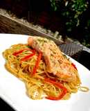 Salmón en cama vermicelli oriental
